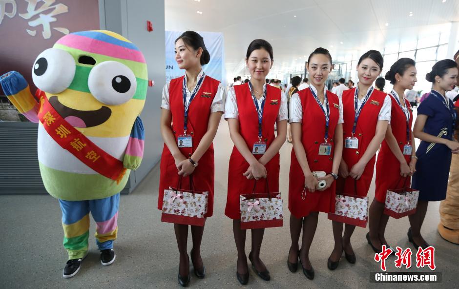 南京禄口国际机场T2航站楼启用 空姐微笑迎客