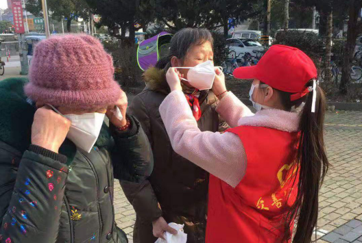 浙江余姚最美“逆行志愿者”上街免费为民发口罩