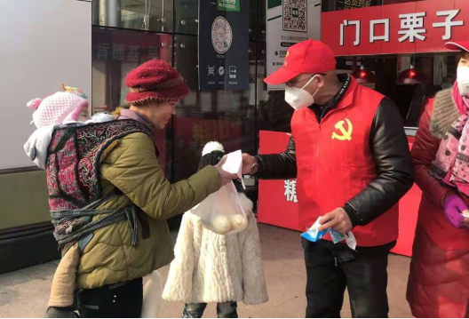 浙江余姚最美“逆行志愿者”上街免费为民发口罩