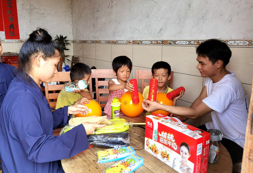 广西桂平市道教界开展“六一”儿童节慰问留守儿童活动