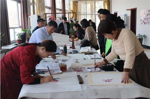 唐山市大唐凤凰书院举行把爱带回家公益爱心书画活动