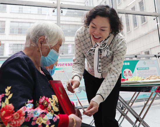 郑州市第九人民医院：“敬老月”为长寿老人送去温暖与关爱