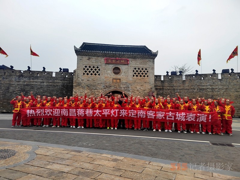 一夜鱼龙舞 两地共祥乐——南昌县 “非遗” 蒋巷太平灯闪耀定南客家古城