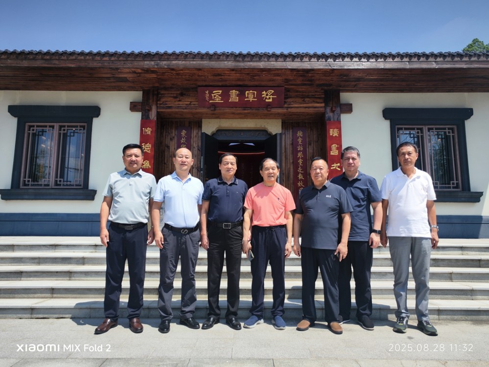 裴怀亮上将会见中国军地书画院代表 鼓励当好践行文化自信旗手 裴怀亮上将会见中国军地书画院代表 鼓励当好践行文化自信旗手